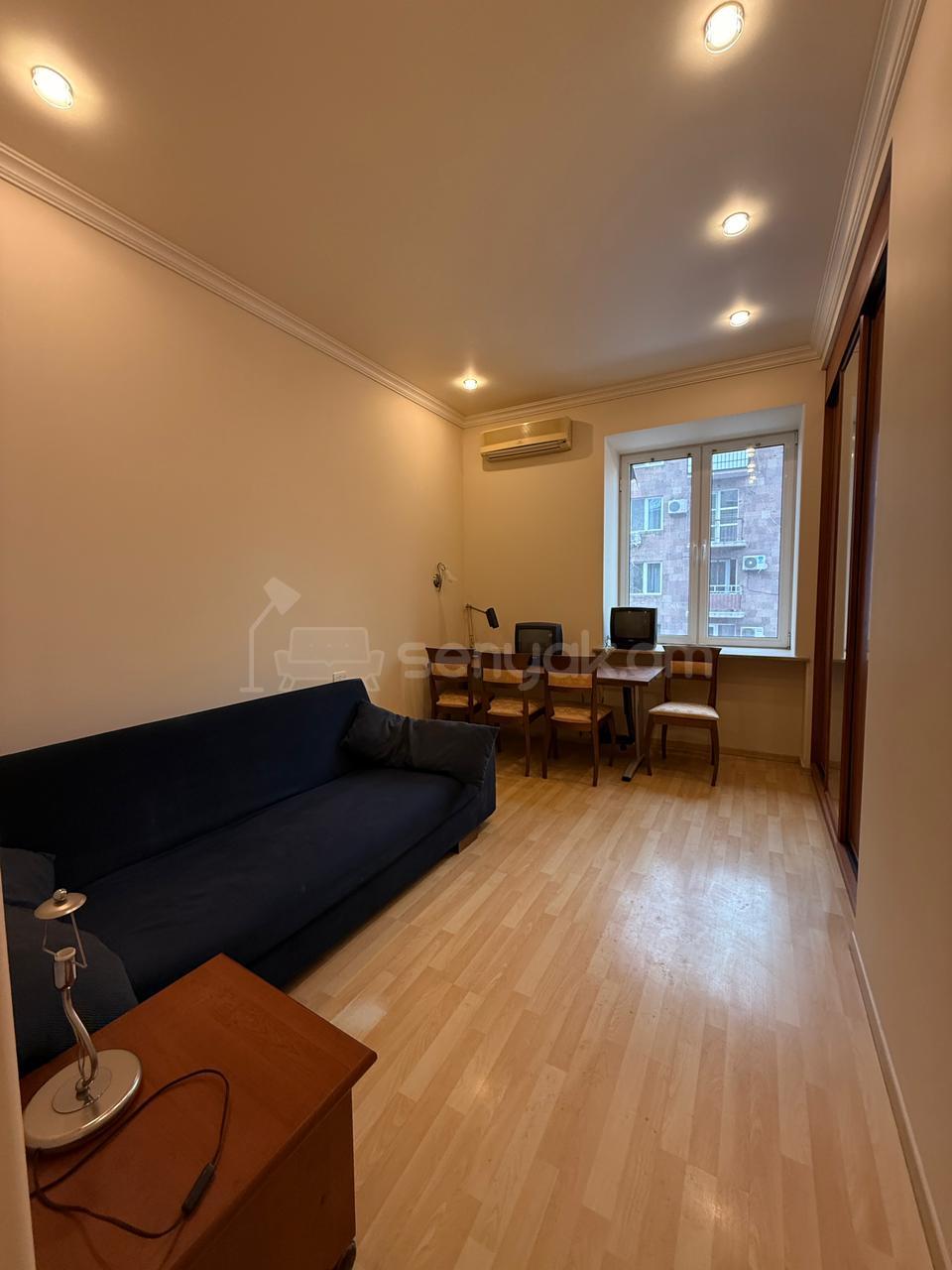 4 Սենյականոց Բնակարան Քարե Շենքում, 107քմ, 3/5 հարկ, Կապիտալ Վերանորոգված