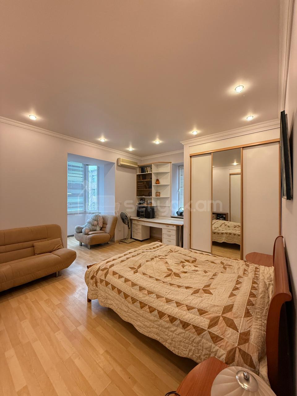 4 Սենյականոց Բնակարան Քարե Շենքում, 107քմ, 3/5 հարկ, Կապիտալ Վերանորոգված