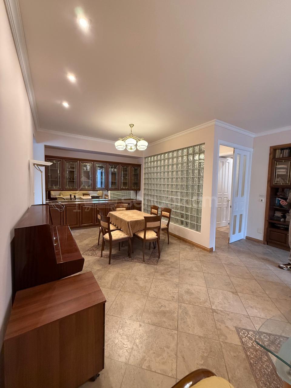 4 Սենյականոց Բնակարան Քարե Շենքում, 107քմ, 3/5 հարկ, Կապիտալ Վերանորոգված