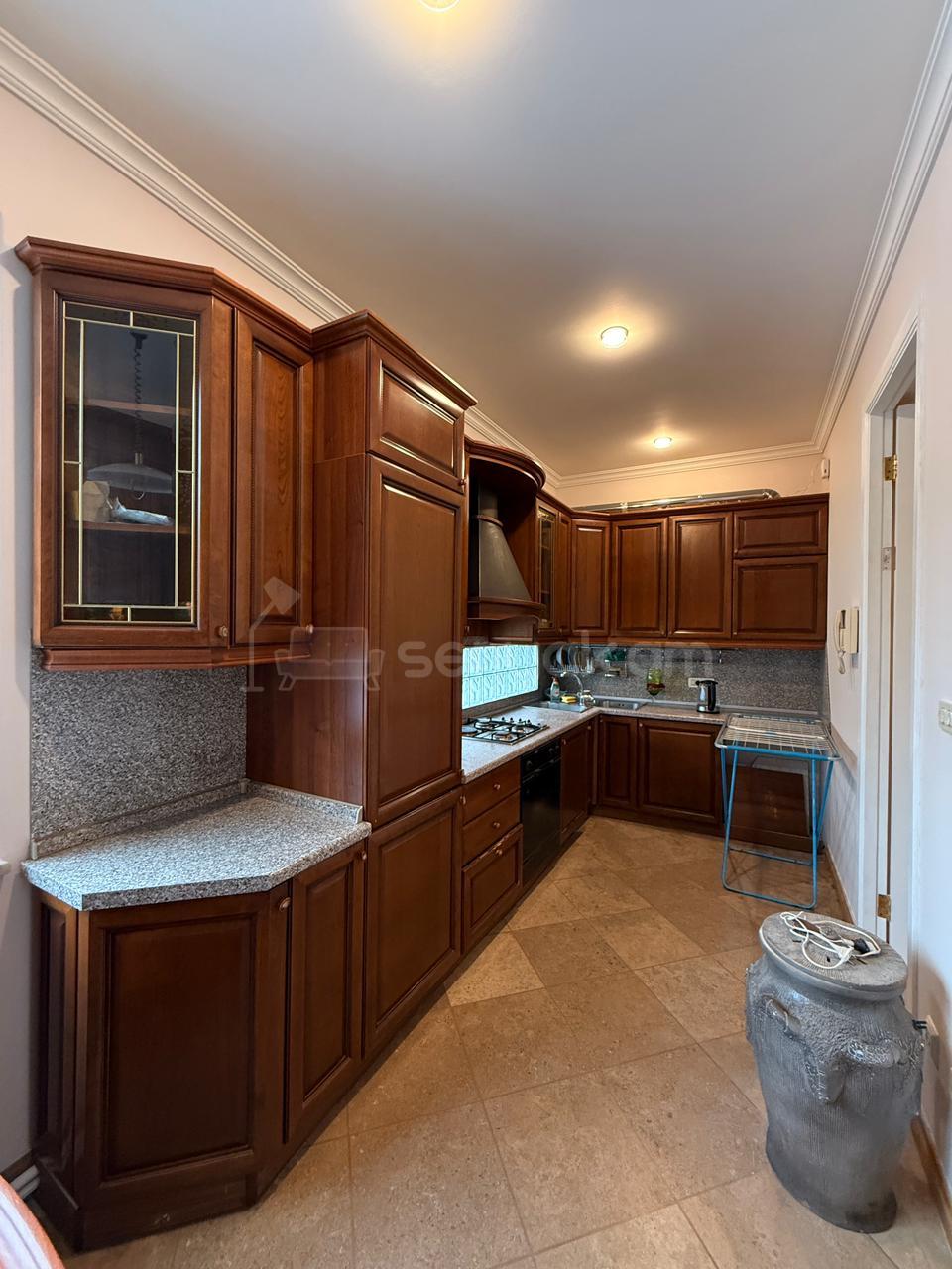 4 Սենյականոց Բնակարան Քարե Շենքում, 107քմ, 3/5 հարկ, Կապիտալ Վերանորոգված