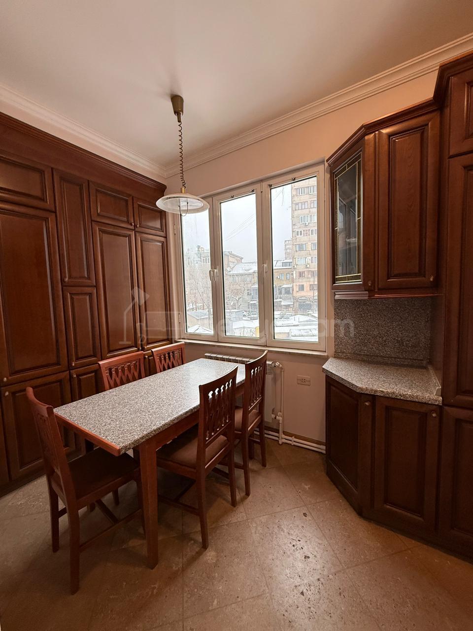 4 Սենյականոց Բնակարան Քարե Շենքում, 107քմ, 3/5 հարկ, Կապիտալ Վերանորոգված