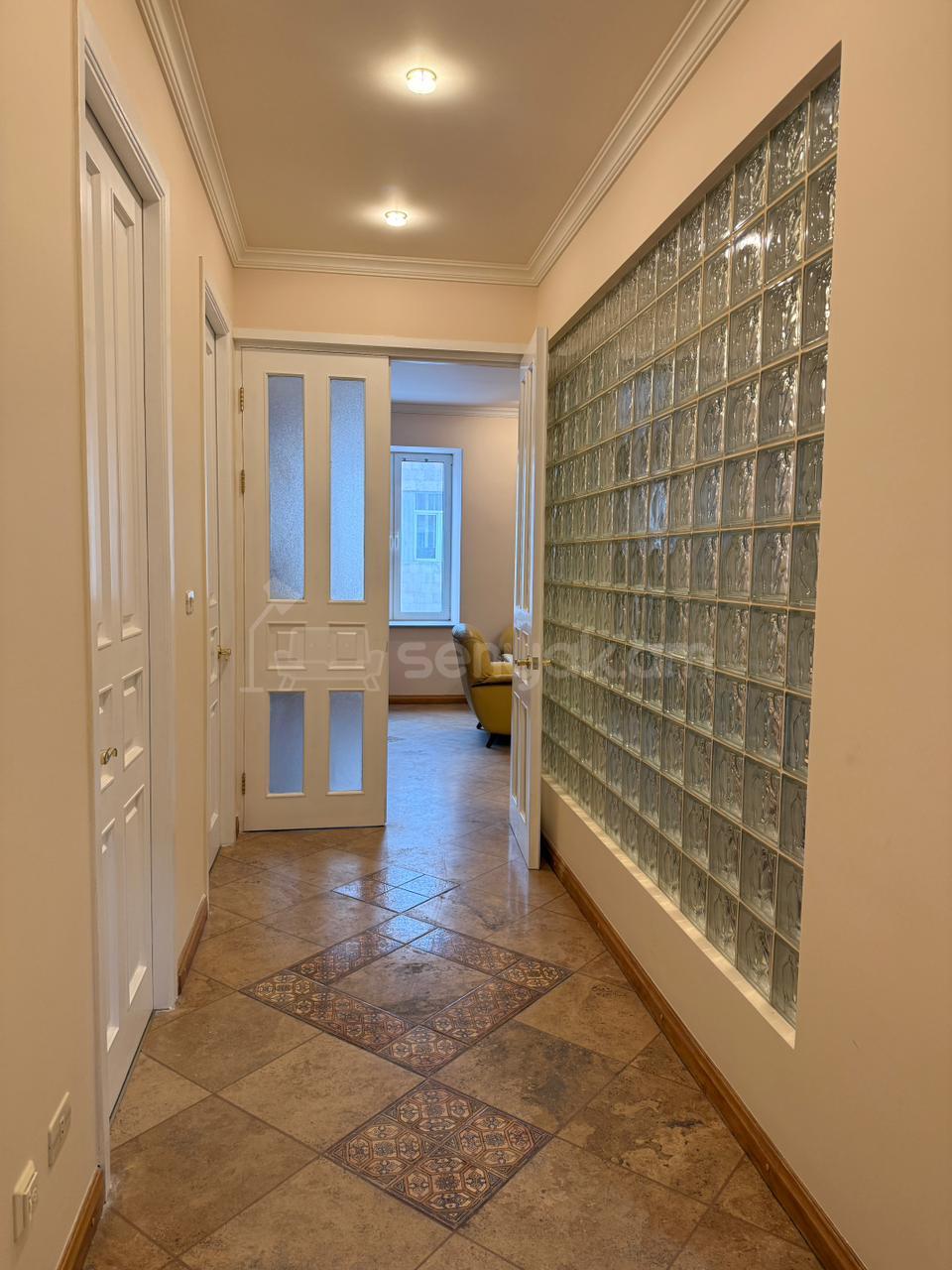 4 Սենյականոց Բնակարան Քարե Շենքում, 107քմ, 3/5 հարկ, Կապիտալ Վերանորոգված