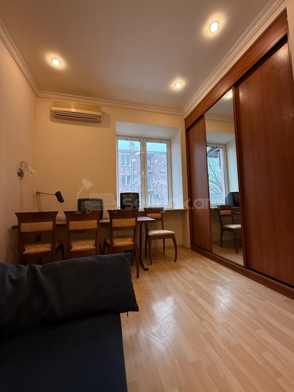 4 Սենյականոց Բնակարան Քարե Շենքում, 107քմ, 3/5 հարկ, Կապիտալ Վերանորոգված