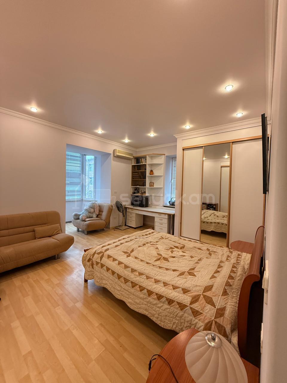 4 Սենյականոց Բնակարան Քարե Շենքում, 107քմ, 3/5 հարկ, Կապիտալ Վերանորոգված