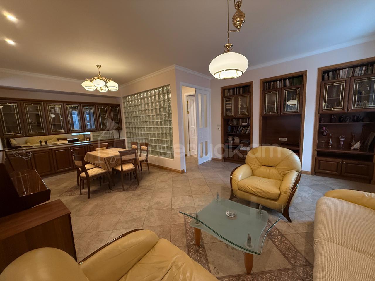 4 Սենյականոց Բնակարան Քարե Շենքում, 107քմ, 3/5 հարկ, Կապիտալ Վերանորոգված