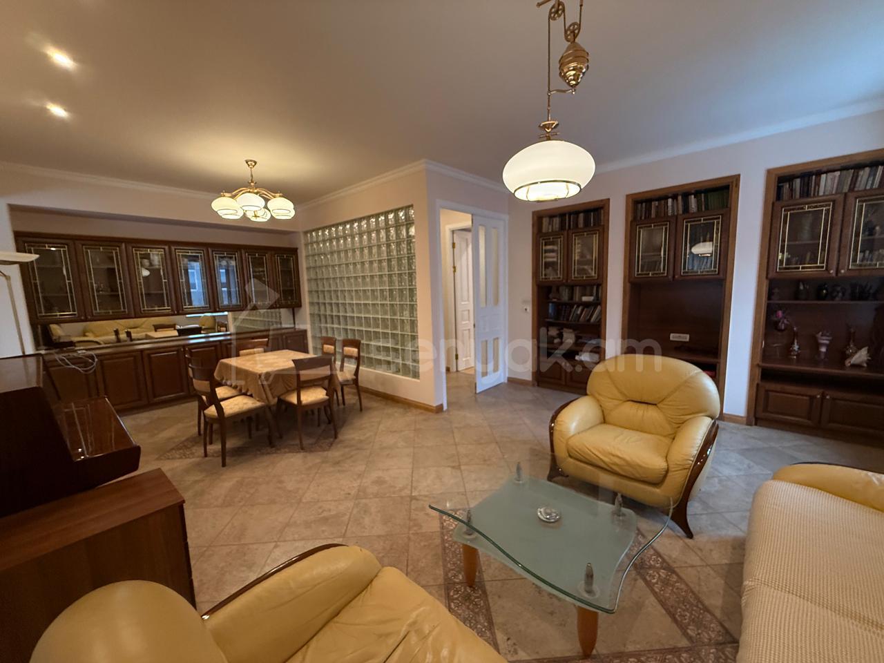 4 Սենյականոց Բնակարան Քարե Շենքում, 107քմ, 3/5 հարկ, Կապիտալ Վերանորոգված