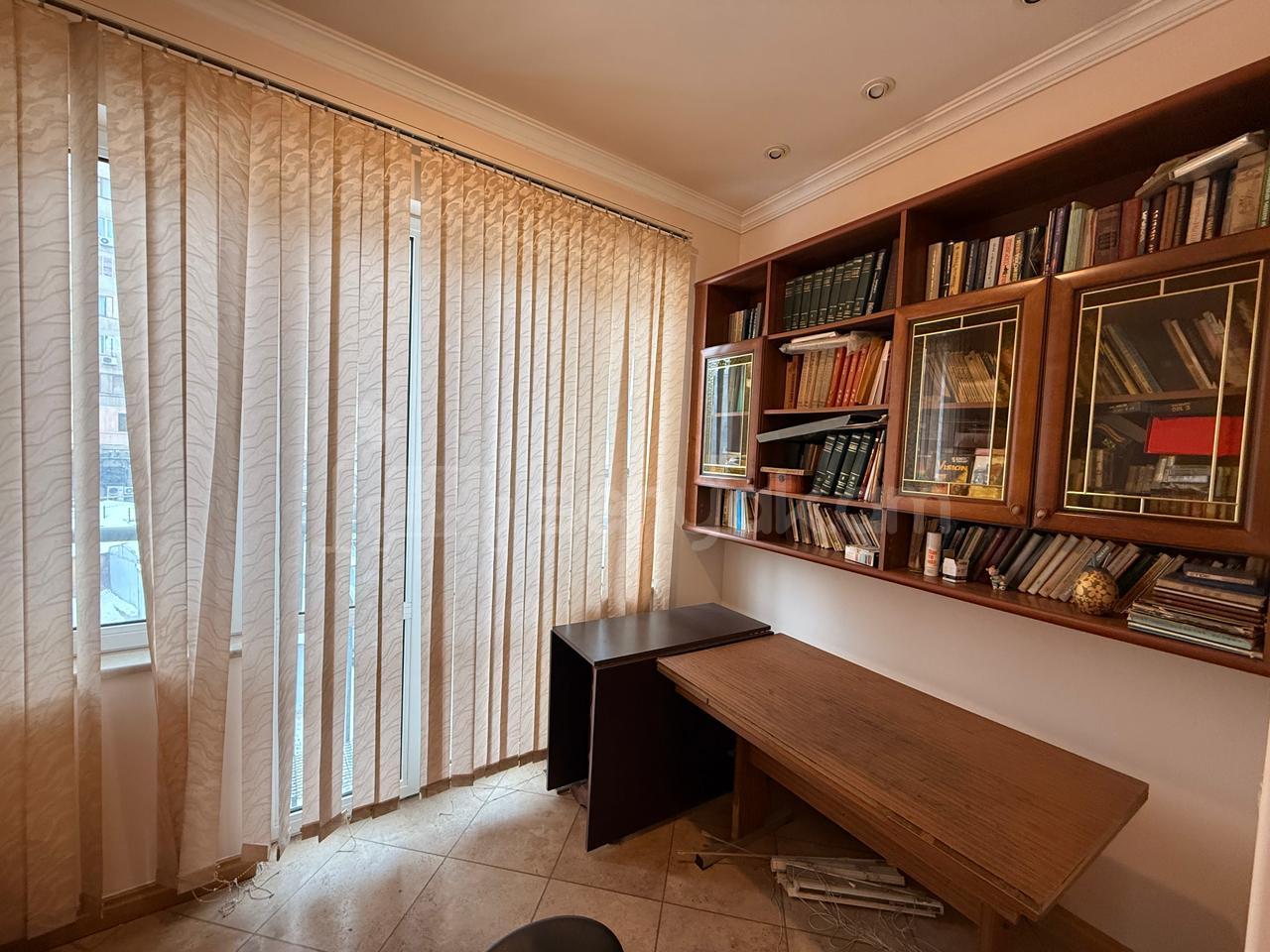 4 Սենյականոց Բնակարան Քարե Շենքում, 107քմ, 3/5 հարկ, Կապիտալ Վերանորոգված