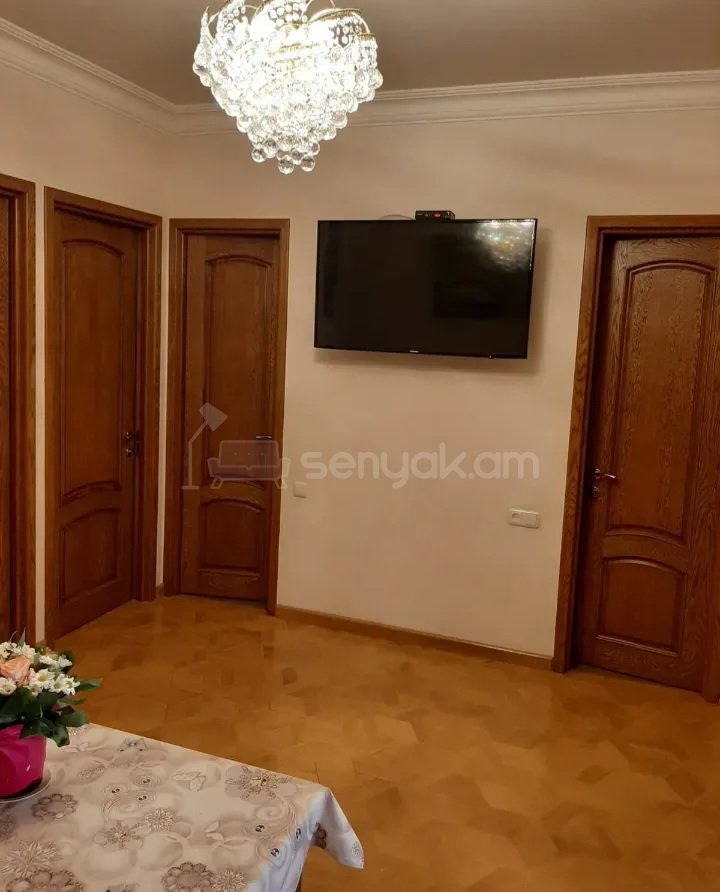 4 Սենյականոց Բնակարան Քարե Շենքում, 103քմ, 2/5 հարկ, Կապիտալ Վերանորոգված