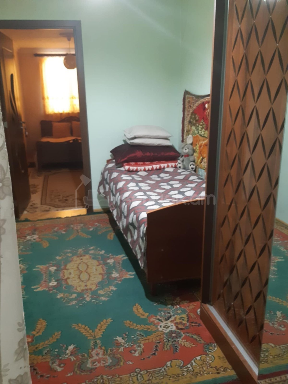 3 Սենյականոց Բնակարան Քարե Շենքում, 40քմ, 1/1 հարկ, Նորմալ Վիճակում, Կահավորված