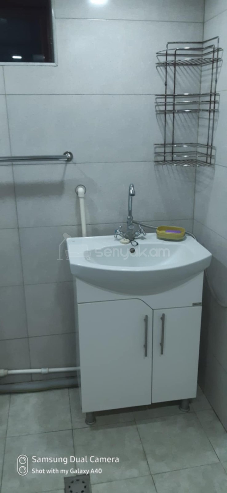 3 Սենյականոց Բնակարան Քարե Շենքում, 40քմ, 1/1 հարկ, Նորմալ Վիճակում, Կահավորված