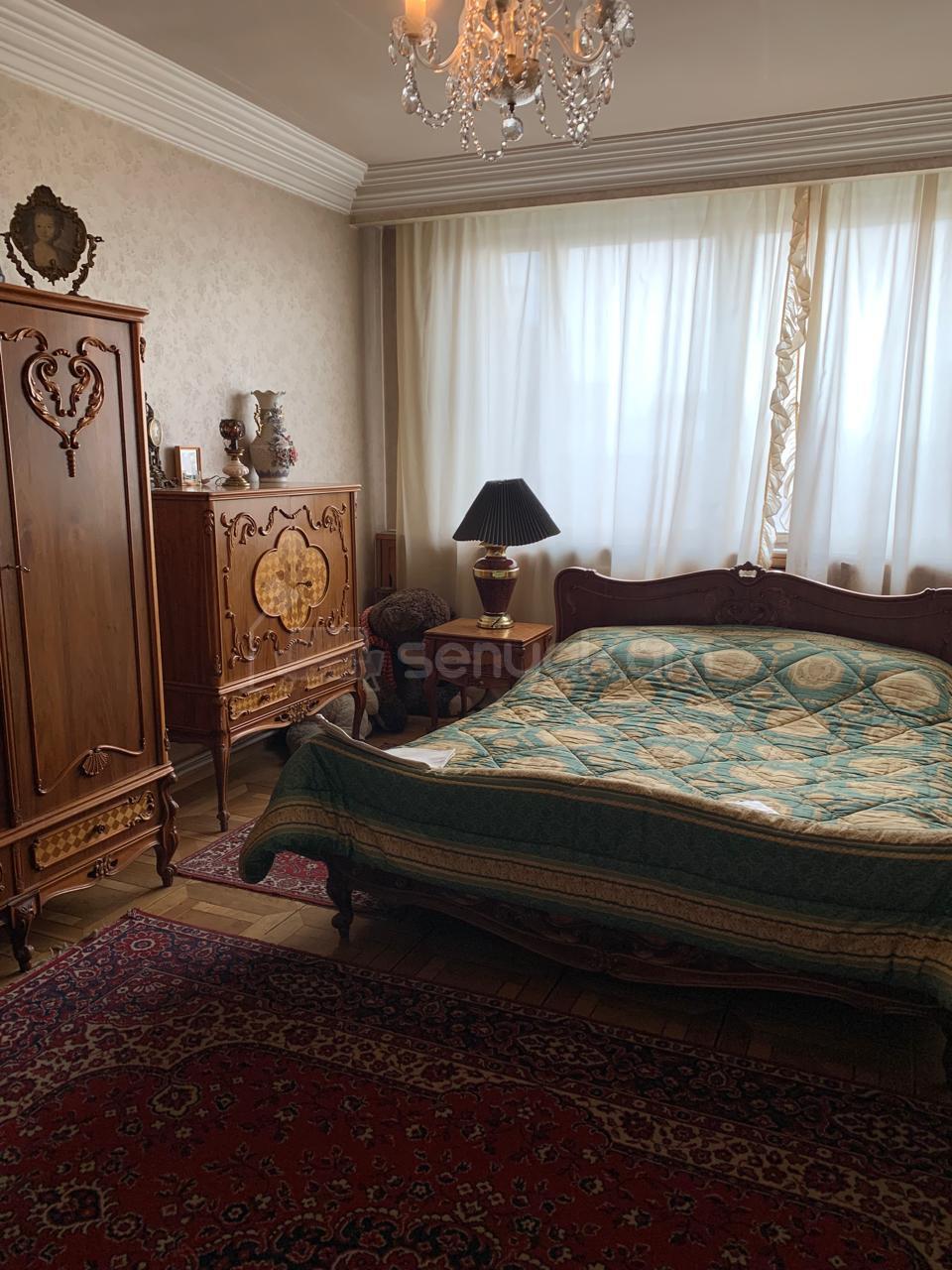 4 Սենյականոց Բնակարան Քարե Շենքում, 150քմ, 6/8 հարկ, Նորմալ Վիճակում