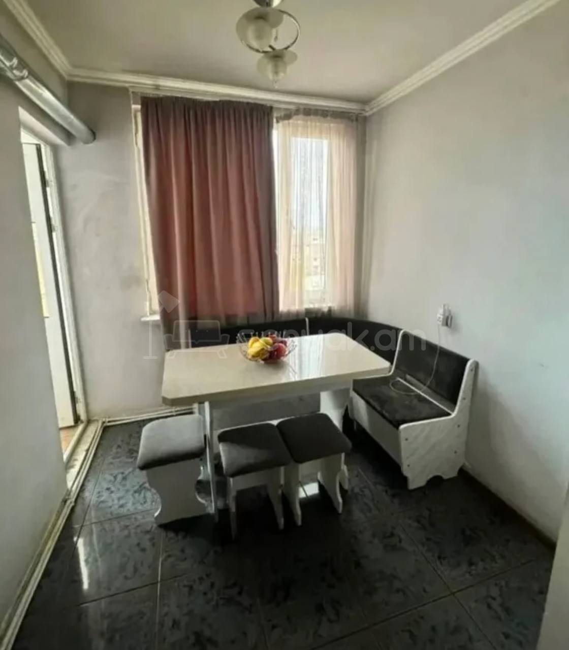 3 Սենյականոց Բնակարան Քարե Շենքում, 75քմ, 5/5 հարկ, Կապիտալ Վերանորոգված, Կահավորված