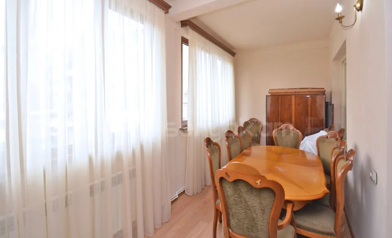 3 Սենյականոց Բնակարան Քարե Շենքում, 75քմ, 2/5 հարկ, Կապիտալ Վերանորոգված