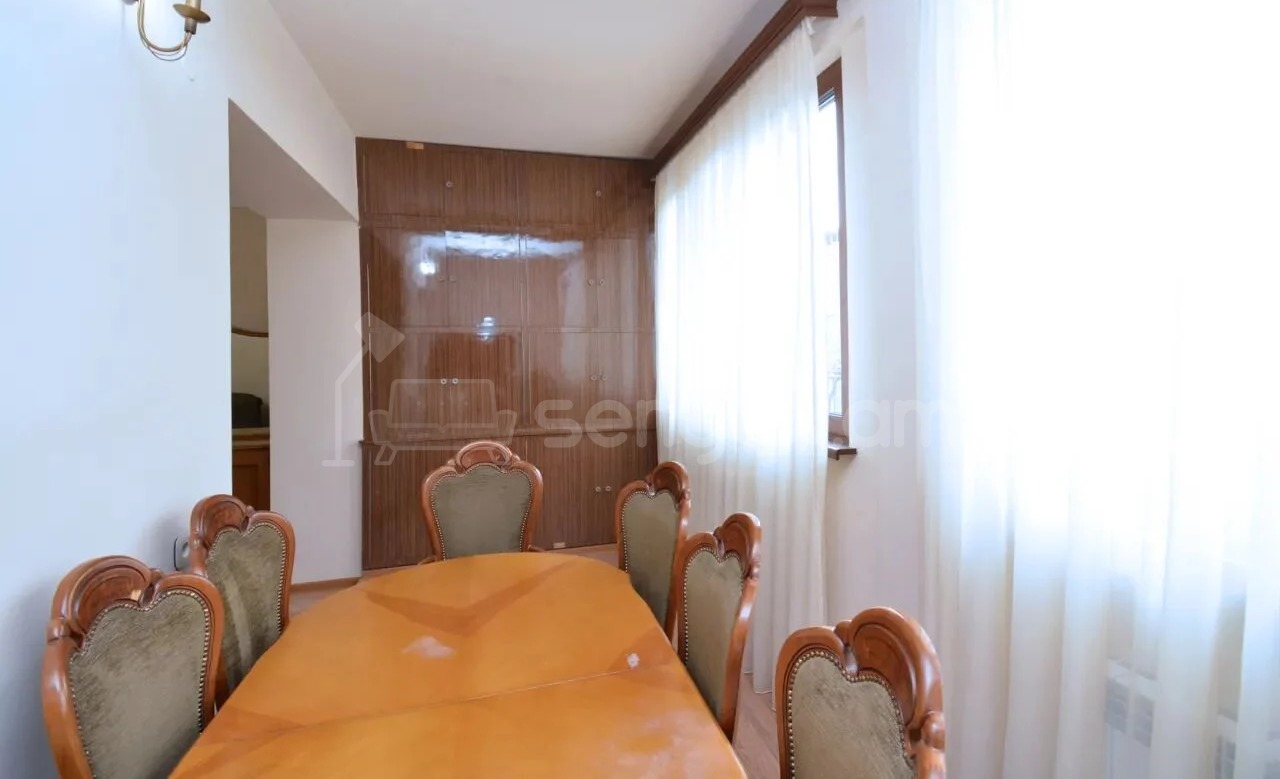 3 Սենյականոց Բնակարան Քարե Շենքում, 75քմ, 2/5 հարկ, Կապիտալ Վերանորոգված