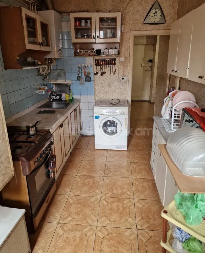 3 Սենյականոց Բնակարան Քարե Շենքում, 77քմ, 5/5 հարկ, Պետական Վիճակում