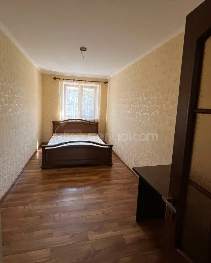 3 Սենյականոց Բնակարան Քարե Շենքում, 70քմ, 3/4 հարկ, Նորմալ Վիճակում, Կահավորված