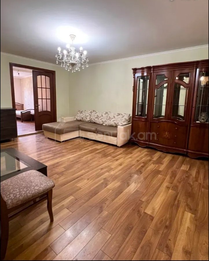 3 Սենյականոց Բնակարան Քարե Շենքում, 70քմ, 3/4 հարկ, Նորմալ Վիճակում, Կահավորված