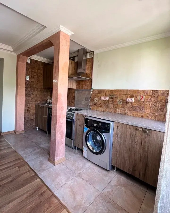 3 Սենյականոց Բնակարան Քարե Շենքում, 70քմ, 3/4 հարկ, Նորմալ Վիճակում, Կահավորված