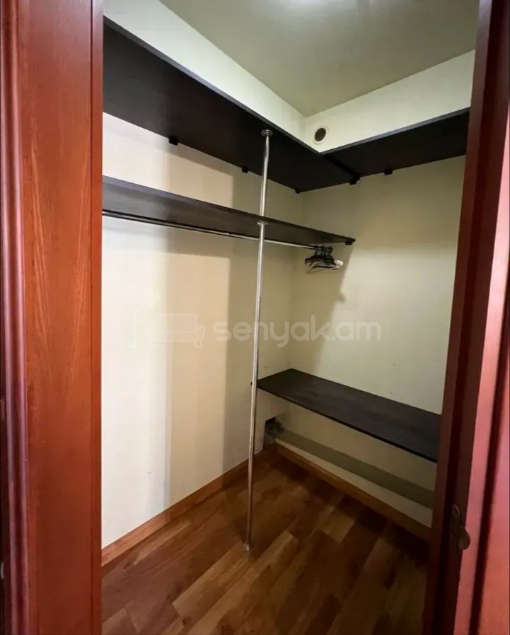 3 Սենյականոց Բնակարան Քարե Շենքում, 70քմ, 3/4 հարկ, Նորմալ Վիճակում, Կահավորված