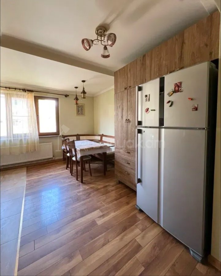 3 Սենյականոց Բնակարան Քարե Շենքում, 70քմ, 3/4 հարկ, Նորմալ Վիճակում, Կահավորված