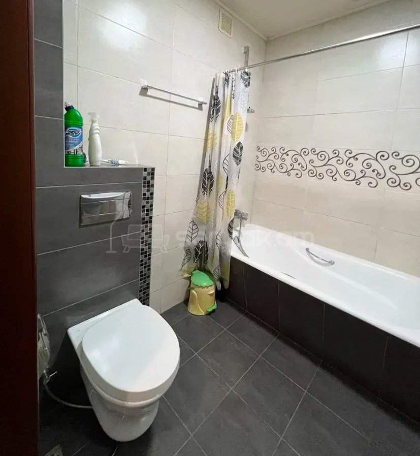 3 Սենյականոց Բնակարան Քարե Շենքում, 70քմ, 3/4 հարկ, Նորմալ Վիճակում, Կահավորված