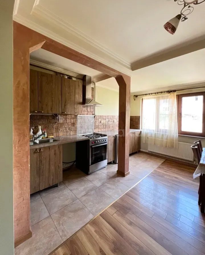 3 Սենյականոց Բնակարան Քարե Շենքում, 70քմ, 3/4 հարկ, Նորմալ Վիճակում, Կահավորված