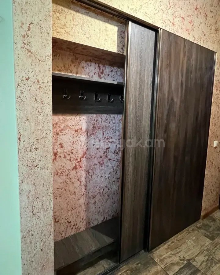 3 Սենյականոց Բնակարան Քարե Շենքում, 70քմ, 3/4 հարկ, Նորմալ Վիճակում, Կահավորված