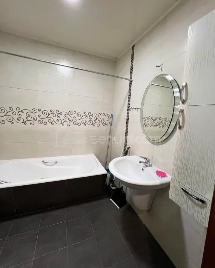 3 Սենյականոց Բնակարան Քարե Շենքում, 70քմ, 3/4 հարկ, Նորմալ Վիճակում, Կահավորված