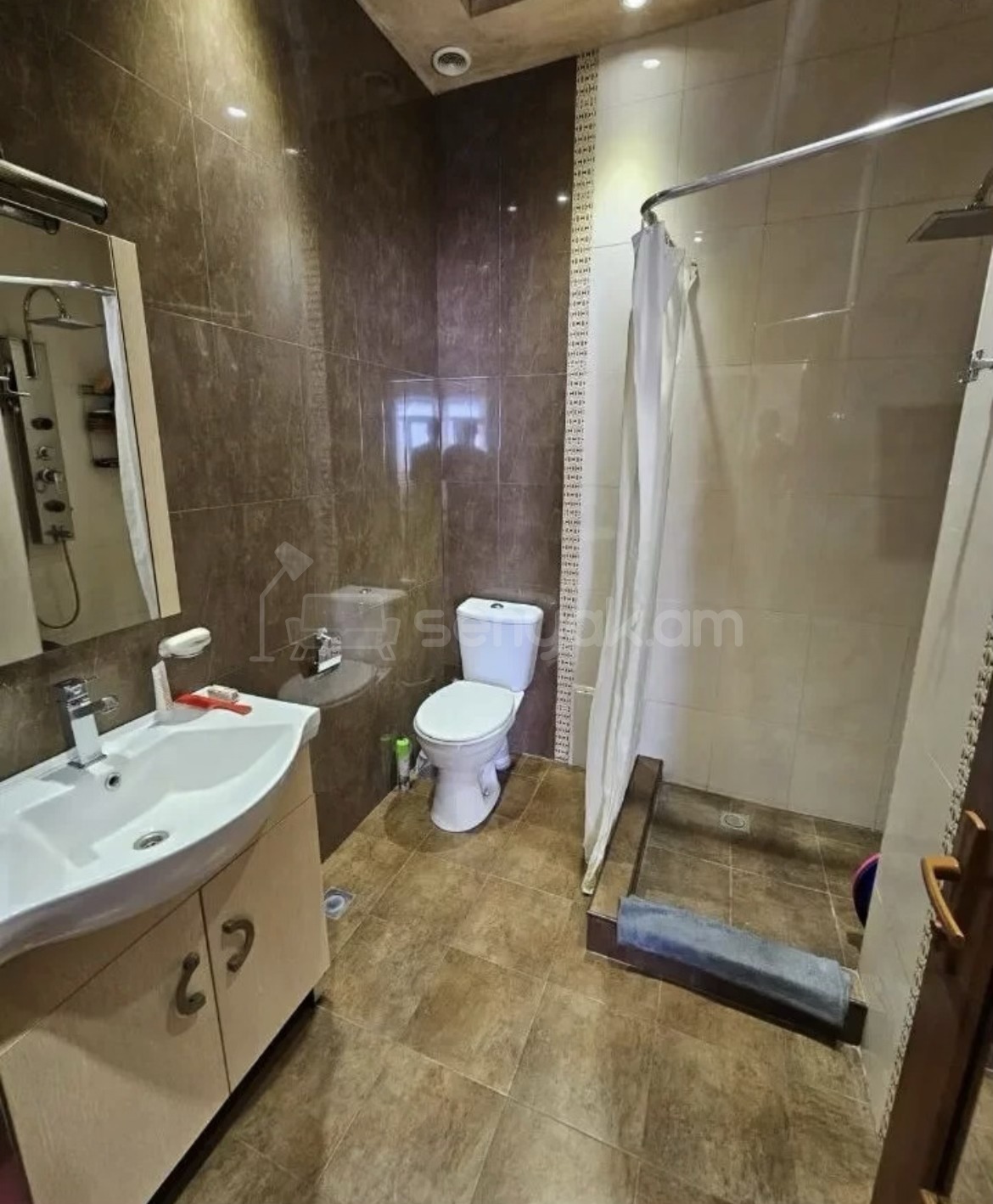 4 Սենյականոց Բնակարան Քարե Շենքում, 109քմ, 4/4 հարկ, Կապիտալ Վերանորոգված