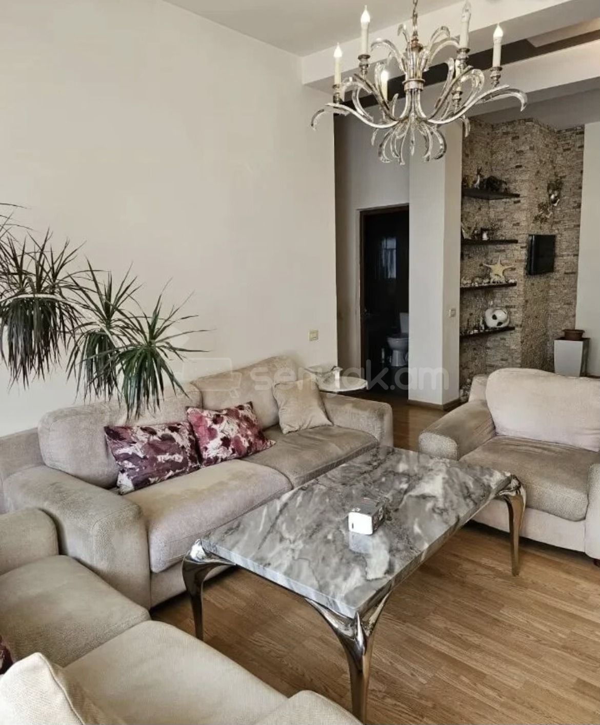 4 Սենյականոց Բնակարան Քարե Շենքում, 109քմ, 4/4 հարկ, Կապիտալ Վերանորոգված