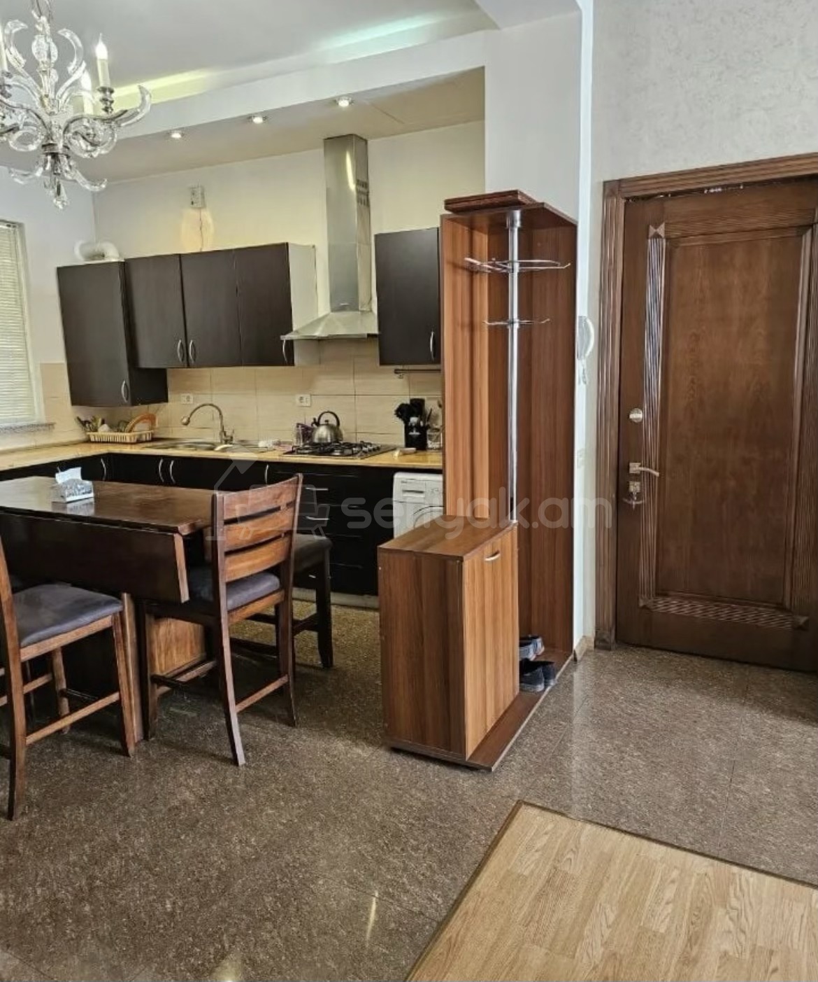 4 Սենյականոց Բնակարան Քարե Շենքում, 109քմ, 4/4 հարկ, Կապիտալ Վերանորոգված