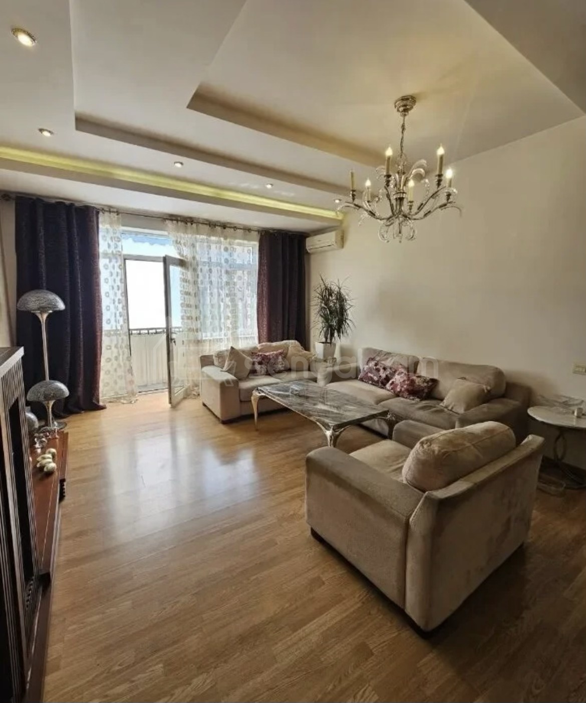 4 Սենյականոց Բնակարան Քարե Շենքում, 109քմ, 4/4 հարկ, Կապիտալ Վերանորոգված