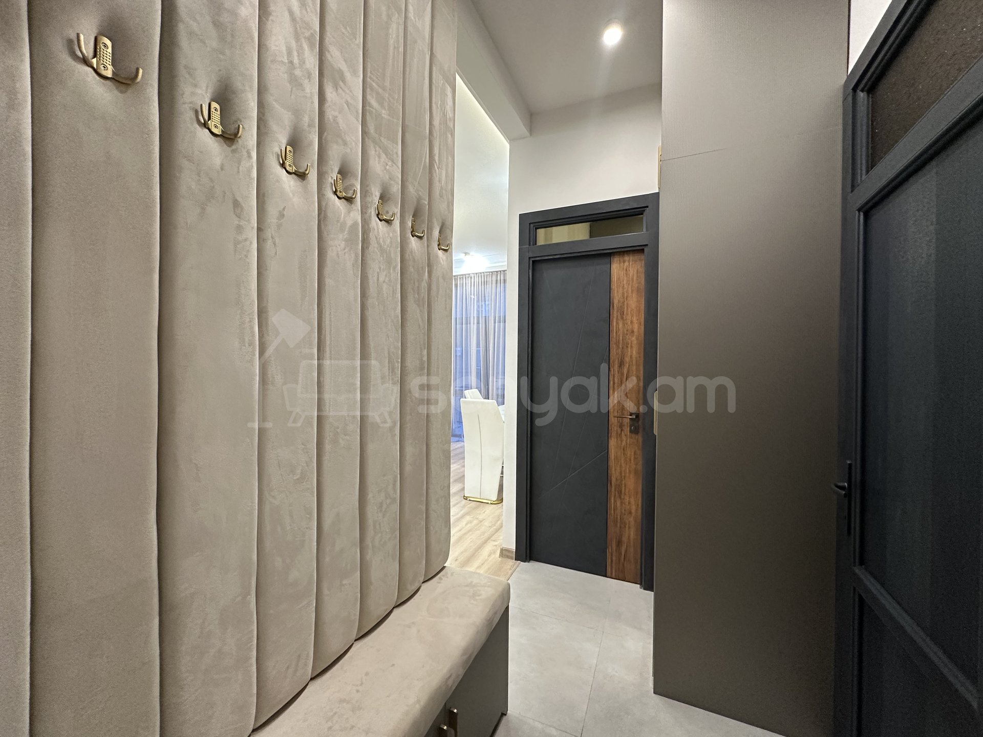 2 Սենյականոց Բնակարան Քարե Շենքում, 39քմ, 3/5 հարկ, Դիզայներական Վերանորոգված