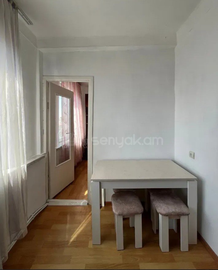 3 Սենյականոց Բնակարան Քարե Շենքում, 82քմ, 5/5 հարկ, Կապիտալ Վերանորոգված, Կահավորված, Արևկող