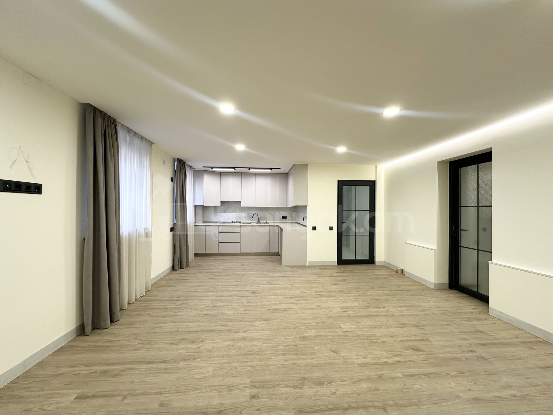 3 Սենյականոց Բնակարան Քարե Շենքում, 67քմ, 1/1 հարկ, Կապիտալ Վերանորոգված, Կահավորված, Արևկող