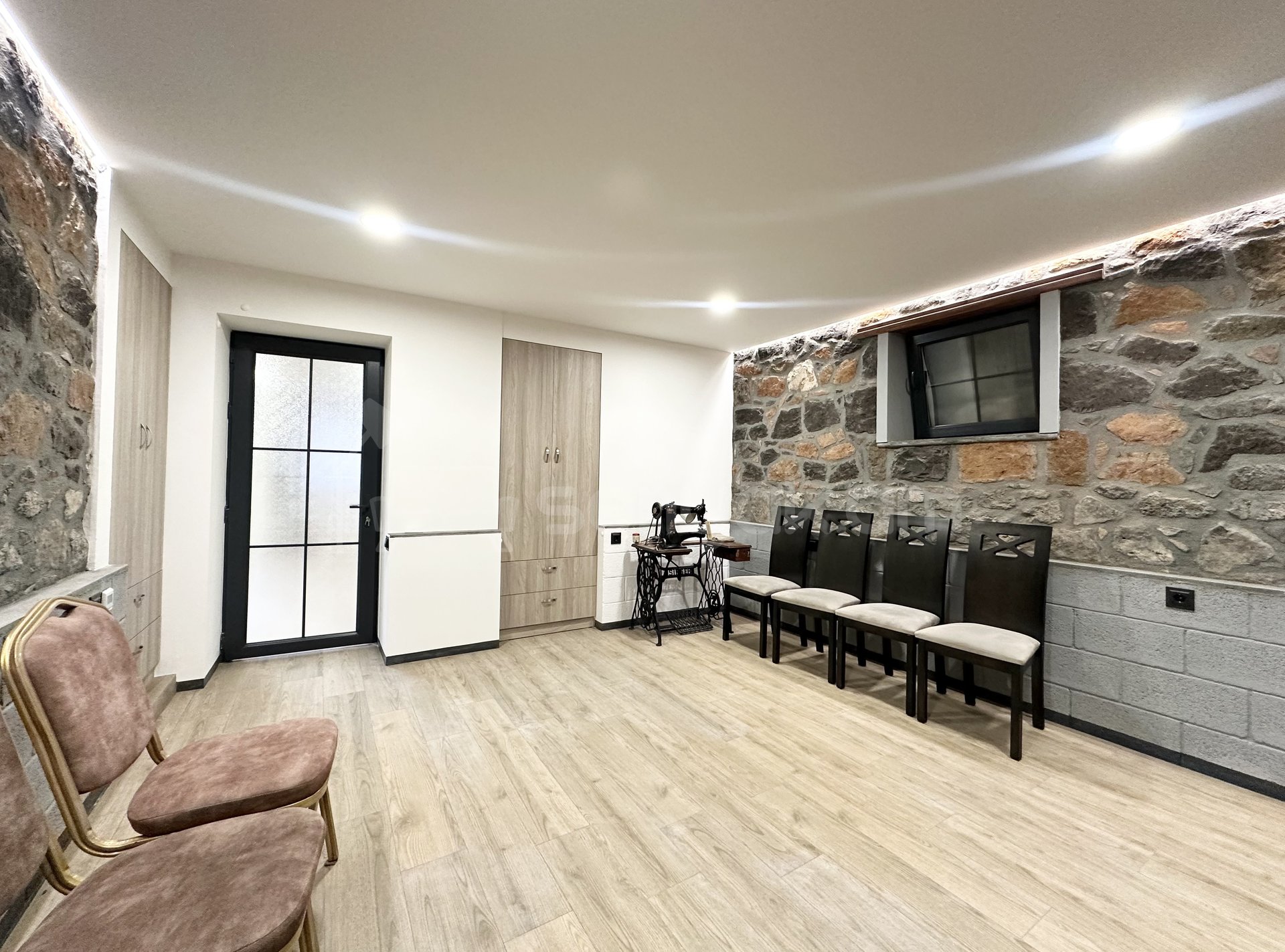 3 Սենյականոց Բնակարան Քարե Շենքում, 67քմ, 1/1 հարկ, Կապիտալ Վերանորոգված, Կահավորված, Արևկող