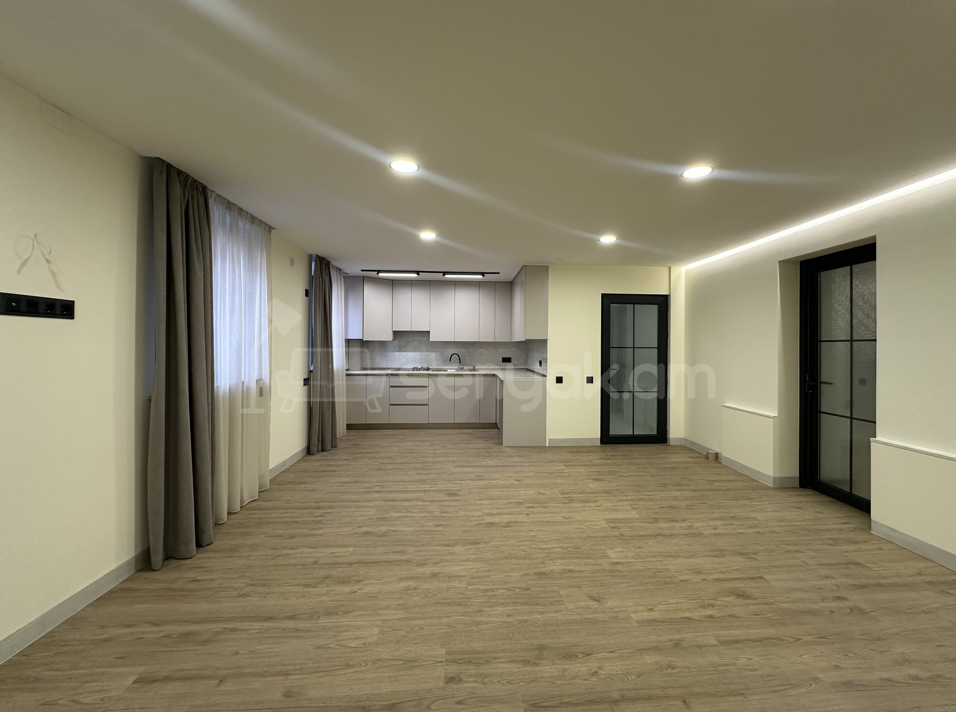 3 Սենյականոց Բնակարան Քարե Շենքում, 67քմ, 1/1 հարկ, Կապիտալ Վերանորոգված, Կահավորված, Արևկող