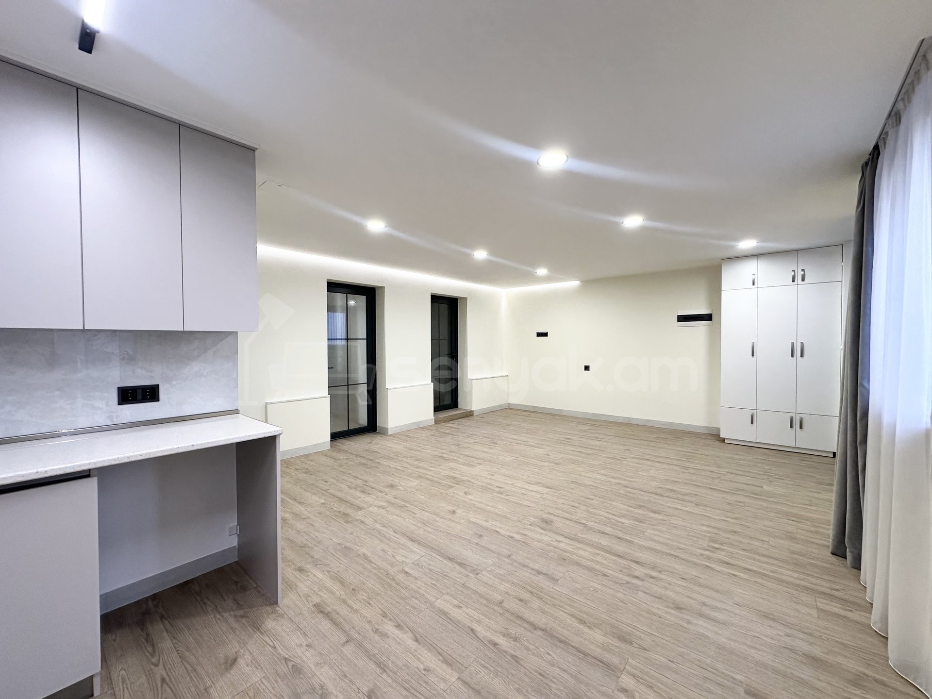 3 Սենյականոց Բնակարան Քարե Շենքում, 67քմ, 1/1 հարկ, Կապիտալ Վերանորոգված, Կահավորված, Արևկող