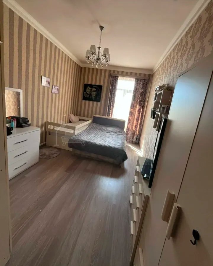 3 Սենյականոց Բնակարան Քարե Շենքում, 130քմ, 3/5 հարկ, Նորմալ Վիճակում, Կահավորված