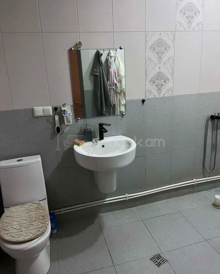 3 Սենյականոց Բնակարան Քարե Շենքում, 130քմ, 3/5 հարկ, Նորմալ Վիճակում, Կահավորված