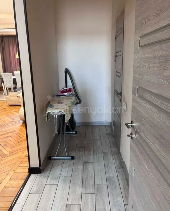 3 Սենյականոց Բնակարան Քարե Շենքում, 130քմ, 3/5 հարկ, Նորմալ Վիճակում, Կահավորված