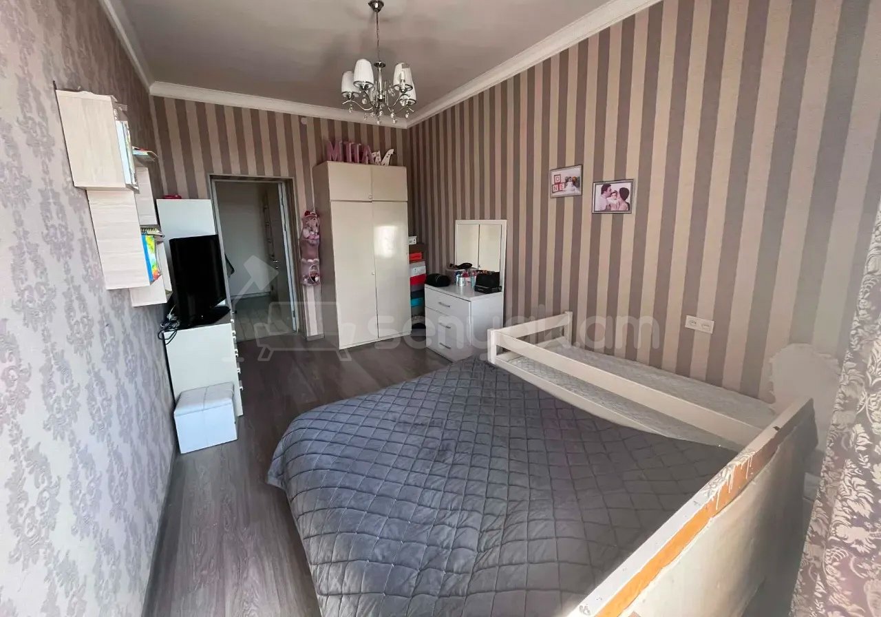 3 Սենյականոց Բնակարան Քարե Շենքում, 130քմ, 3/5 հարկ, Նորմալ Վիճակում, Կահավորված