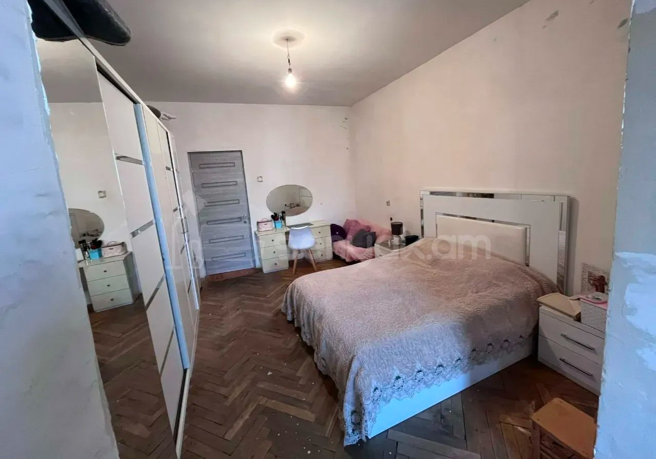 3 Սենյականոց Բնակարան Քարե Շենքում, 130քմ, 3/5 հարկ, Նորմալ Վիճակում, Կահավորված