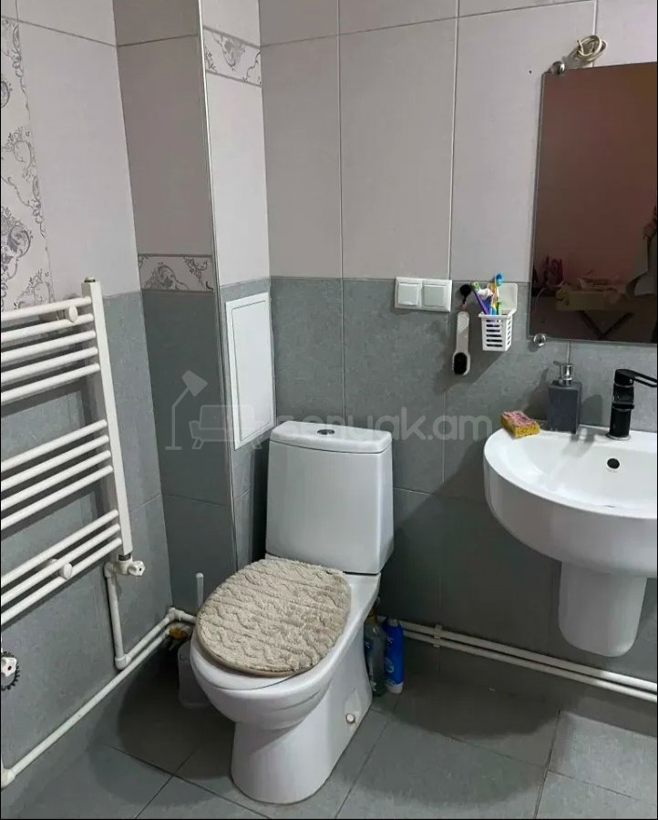 3 Սենյականոց Բնակարան Քարե Շենքում, 130քմ, 3/5 հարկ, Նորմալ Վիճակում, Կահավորված