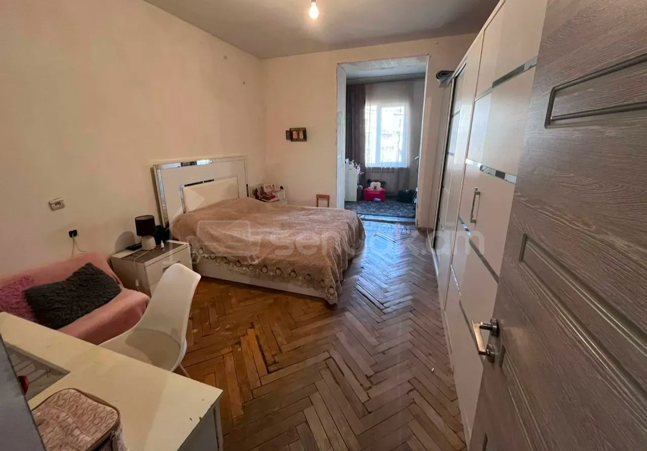 3 Սենյականոց Բնակարան Քարե Շենքում, 130քմ, 3/5 հարկ, Նորմալ Վիճակում, Կահավորված