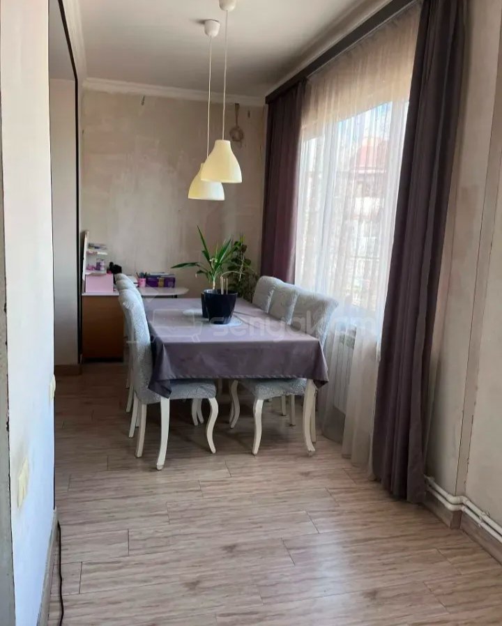 3 Սենյականոց Բնակարան Քարե Շենքում, 130քմ, 3/5 հարկ, Նորմալ Վիճակում, Կահավորված