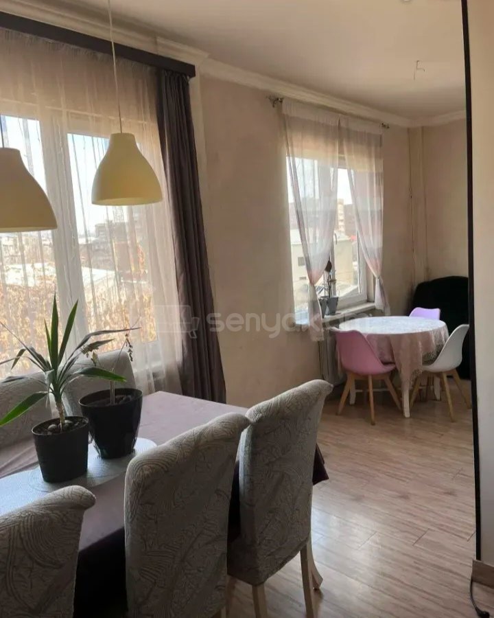 3 Սենյականոց Բնակարան Քարե Շենքում, 130քմ, 3/5 հարկ, Նորմալ Վիճակում, Կահավորված