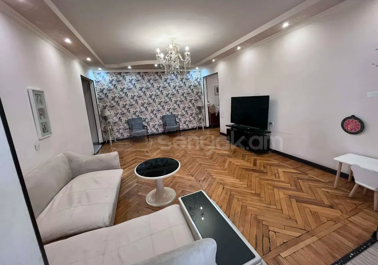 3 Սենյականոց Բնակարան Քարե Շենքում, 130քմ, 3/5 հարկ, Նորմալ Վիճակում, Կահավորված