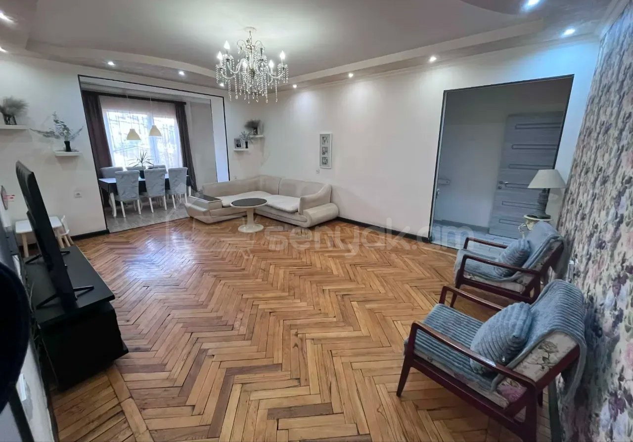 3 Սենյականոց Բնակարան Քարե Շենքում, 130քմ, 3/5 հարկ, Նորմալ Վիճակում, Կահավորված