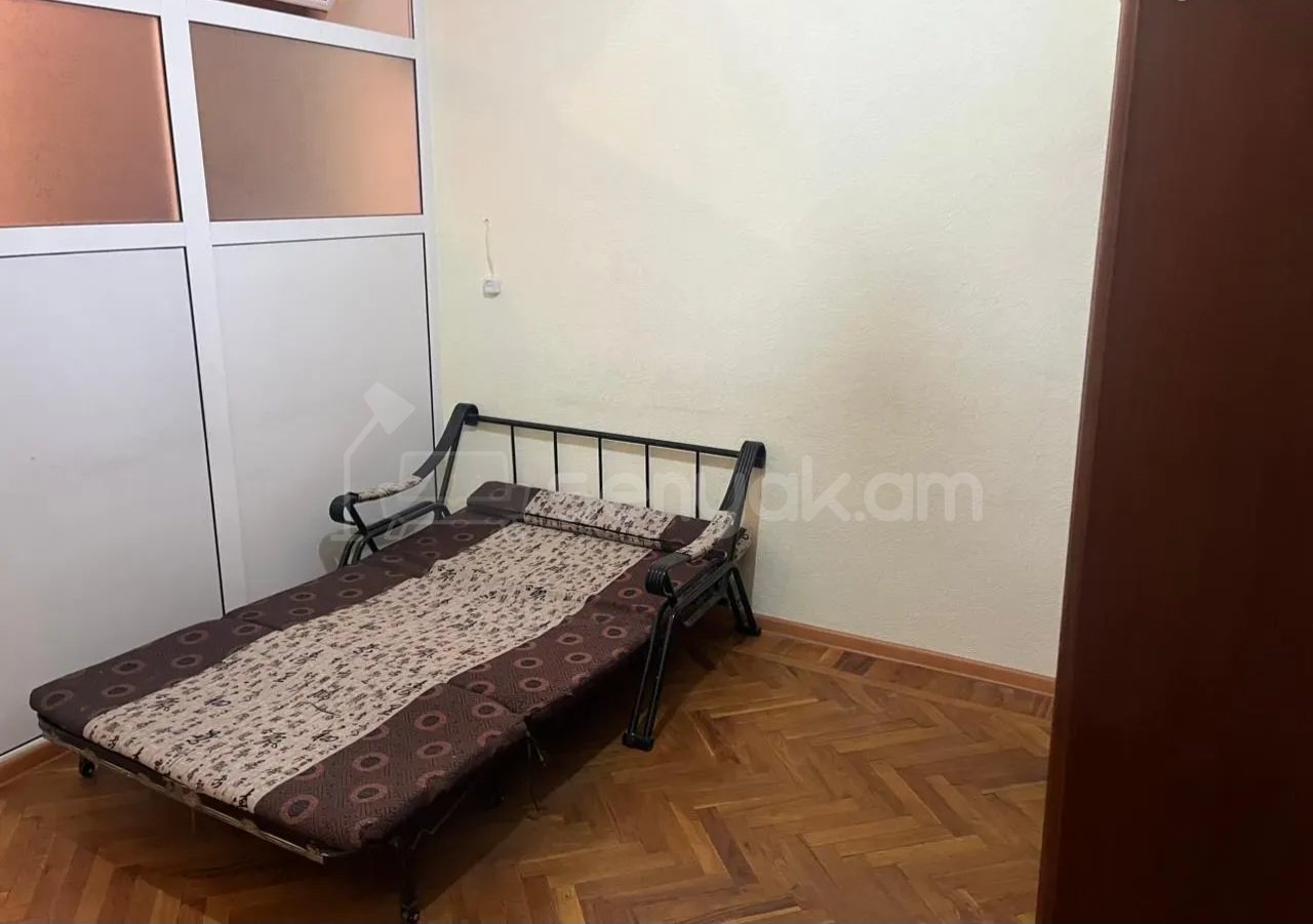 3 Սենյականոց Բնակարան Քարե Շենքում, 72քմ, 4/5 հարկ, Կապիտալ Վերանորոգված, Կահավորված